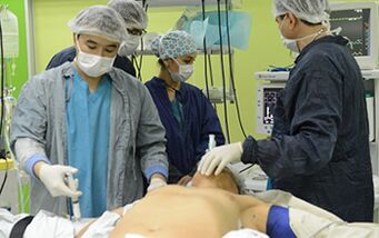 Cirurgiões realizando uma operação para aumentar o pênis de um homem