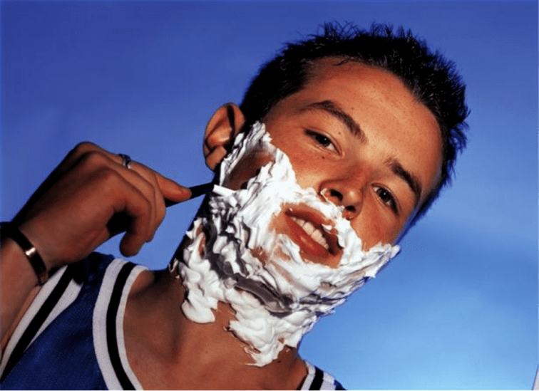 adolescente faz a barba e pensa em aumentar o pênis