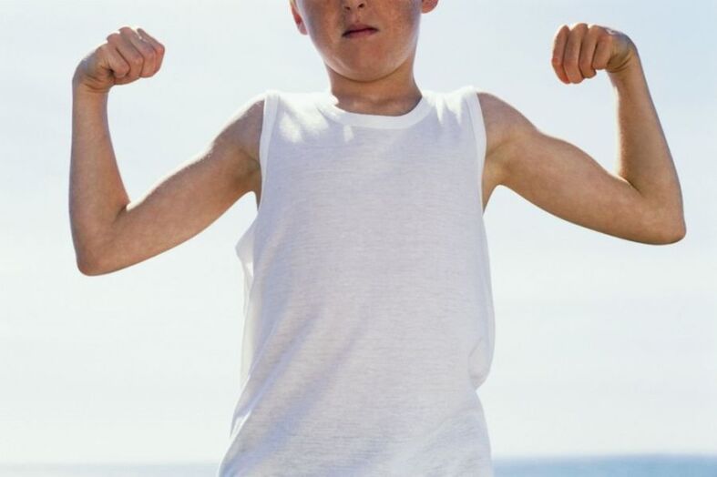 adolescente forte e aumento do pênis aos 14 anos