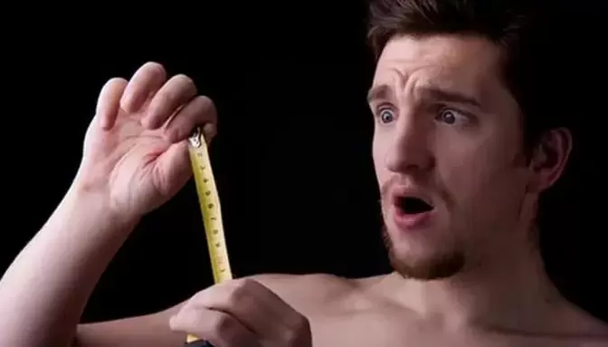 homem mediu seu pênis antes do aumento