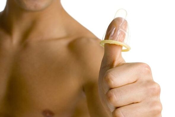 a camisinha no dedo simboliza o aumento do pênis do adolescente