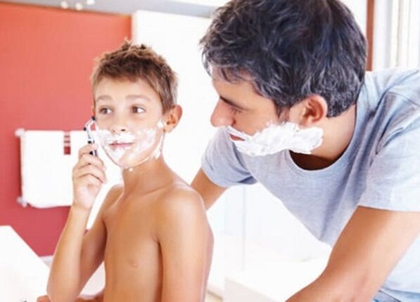 pai ensina a criança a fazer a barba e aumentar o pênis